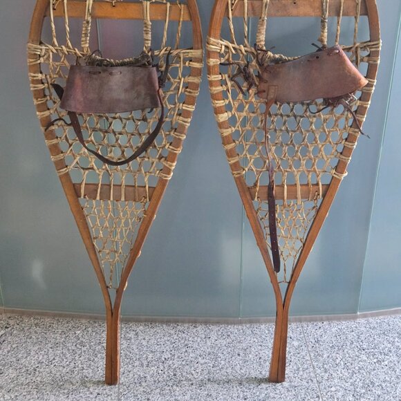 Wood and Rawhide Vintage Traditional Huron Snowshoes 43" x13.5", made in Canada - Picture 12 of 16